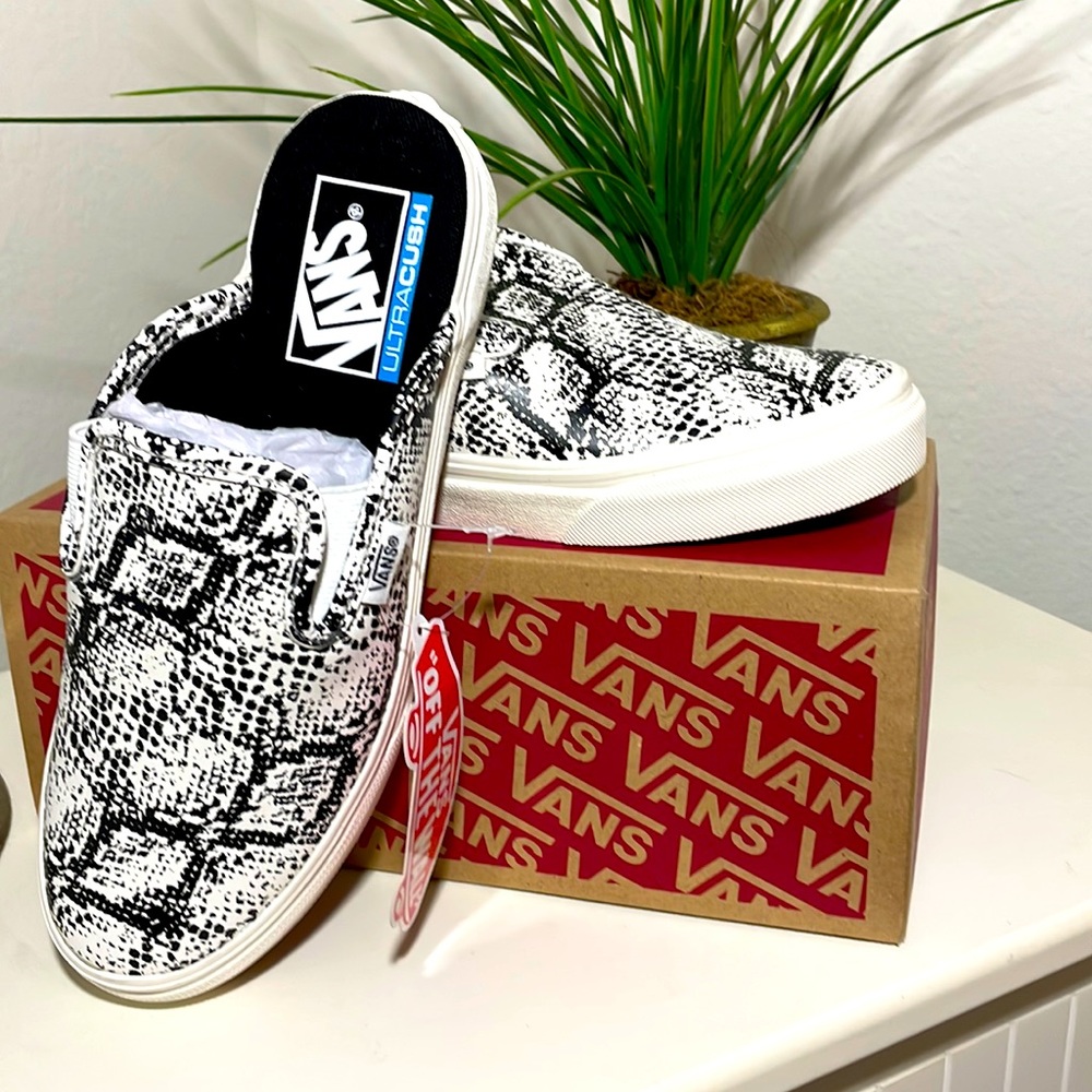 NWT Vans Mule SF snake leather sandals women’s size 5.5